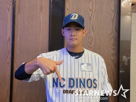원주고 이희성이 지난 9월 17일 2026 KBO 신인드래프트에서 NC의 2라운드 지명을 받고 스타뉴스와 인터뷰에 응하고 있다. 이희성은 기자의 사진 요청에 "잠시만요"를 외치더니 올해 NC의 안타 세리머니인 L자를 만들어 보였다. /사진=김동윤 기자