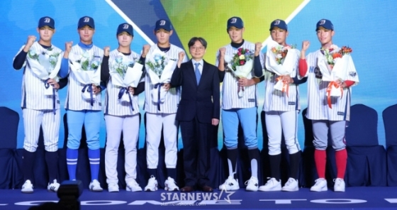'2026 KBO 신인 드래프트'가 9월 17일 서울 송파구 롯데호텔 월드 크리스탈볼룸에서 열렸다. 신재인(유신고)을 비롯한 NC 신인 선수들이 임선민 단장과 기념촬영을 하고 있다. 오른쪽에서 3번째가 이희성. /사진=김진경 대기자
