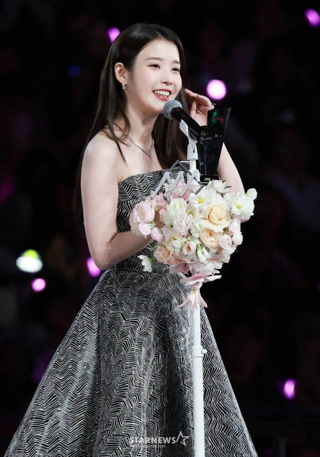 배우 아이유(IU)가 6일 가오슝 내셔널 스타디움에서 진행된 스타뉴스 주최 '10주년 아시아 아티스트 어워즈 2025(10th Anniversary Asia Artist Awards 2025, '10주년 AAA 2025')에서 수상 소감을 밝히고 있다. /2025.12.06 /사진=임성균 tjdrbs23@