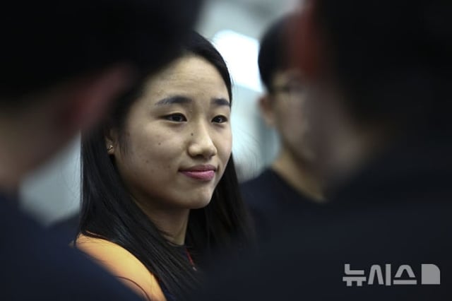 22일 취재진의 질문을 듣고 있는 안세영. /사진=뉴시스