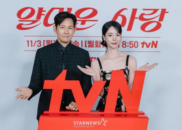 배우 이정재, 임지연이 tvN 월화드라마 '얄미운 사랑' 제작발표회에 참석해 포즈를 취하고 있다. /사진제공=CJENM 2025.10.28