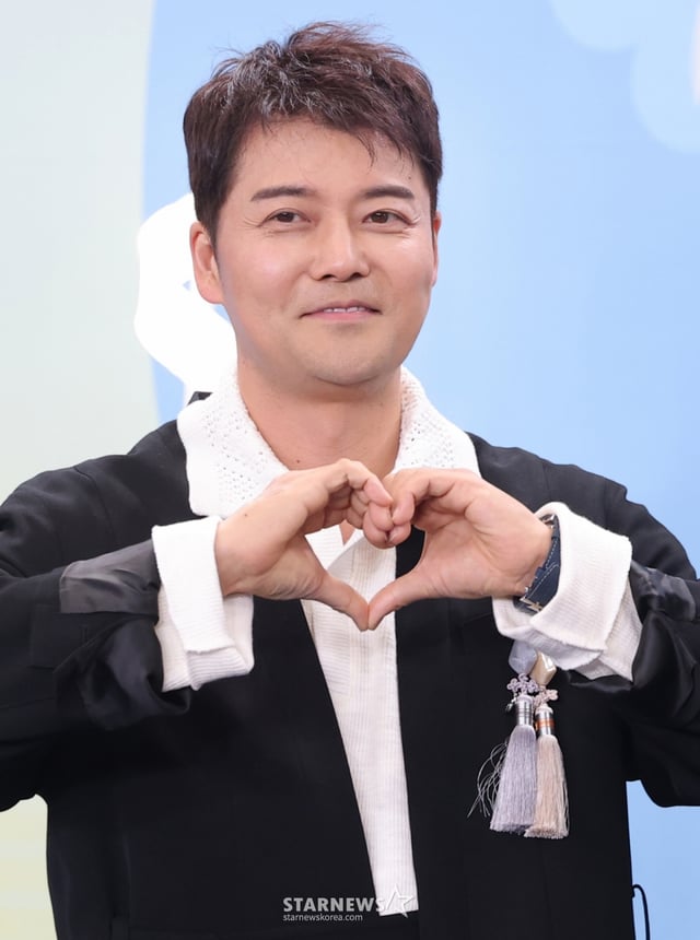 (서울=뉴스1) 권현진 기자 = ‘사장님 귀는 당나귀 귀’ 전현무가 20일 서울 영등포구 KBS홀에서 열린 ‘2025 KBS 연예대상’에 참석해 포즈를 취하고 있다. 2025.12.20/뉴스1  Copyright © 뉴스1. All rights reserved. 무단 전재 및 재배포,  AI학습 이용 금지. /사진=(서울=뉴스1) 권현진 기자