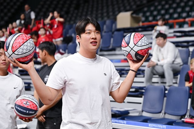 롯데 이민석이 팬들에게 줄 농구공을 들고 있다. /사진=WKBL 제공