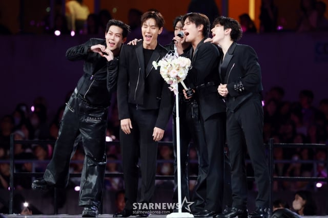 그룹 몬스타엑스(MONSTA X) 셔누, 민혁, 기현, 형원, 주헌, 아이엠이 6일 대만 가오슝 내셔널 스타디움에서 진행된 스타뉴스 주최 '10주년 아시아 아티스트 어워즈 2025(10th Anniversary Asia Artist Awards 2025, '10주년 AAA 2025')에서 AAA History of K-POP을 받고 소감을 말하고 있다. 2025.12.06 /사진=임성균 tjdrbs23@