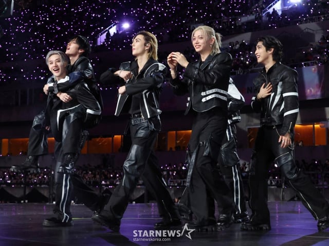 스트레이키즈가 6일 가오슝 내셔널 스타디움에서 진행된 스타뉴스 주최 '10주년 아시아 아티스트 어워즈 2025(10th Anniversary Asia Artist Awards 2025, '10주년 AAA 2025')에서 대상에 호명되자 환호하며 무대를 향하고 있다. /사진=김진경 kim.jinkyung@