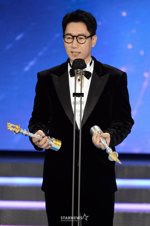 개그맨 지석진이 '2021 SBS 연예대상' 시상식에서 올해의 예능인상을 수상하고 소감을 말하고 있다. 2021.12.18  /사진=SBS
