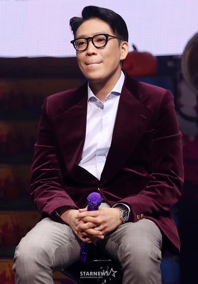 가수 MC몽이 2019년10월 25일 오후 서울 광진구 예스24 라이브홀에서 진행된 정규 8집 앨범 'CHANNEL 8' 발매 기념 기자간담회에서 질의응답을 하고 있다.