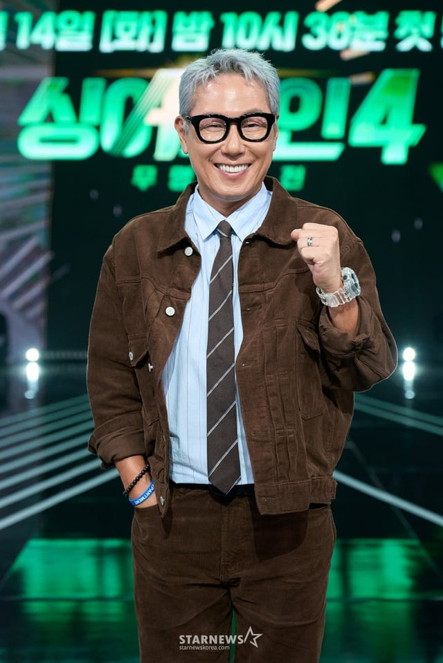 가수 윤종신이 14일 오전 온라인으로 진행된 JTBC 예능 '싱어게인4-무명가수전' 제작발표회에 참석해 포즈를 취하고 있다. /사진제공=JTBC 2025.10.14 /사진=이동훈 photoguy@