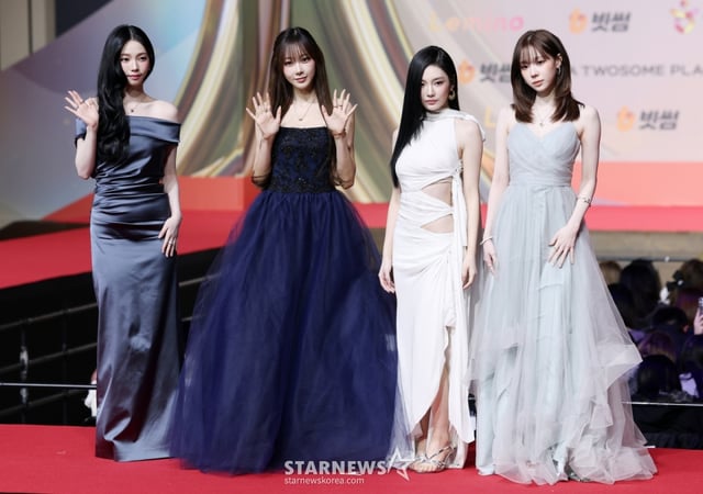 그룹 에스파가 25일 인천광역시 중구 운서동 인스파이어 아레나에서 열린 SBS 가요대전 레드카펫 행사에 참석해 포즈를 취하고 있다. /2025.12.25 /사진=김휘선 hwijpg@