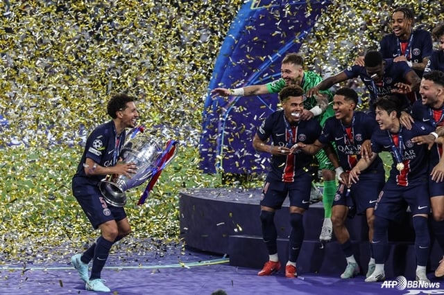 PSG의 2024~2025시즌 유럽축구연맹(UEFA) 챔피언스리그(UCL) 우승 세리머니 중 기뻐하는 이강인(오른쪽에서 두 번째). /AFPBBNews=뉴스1