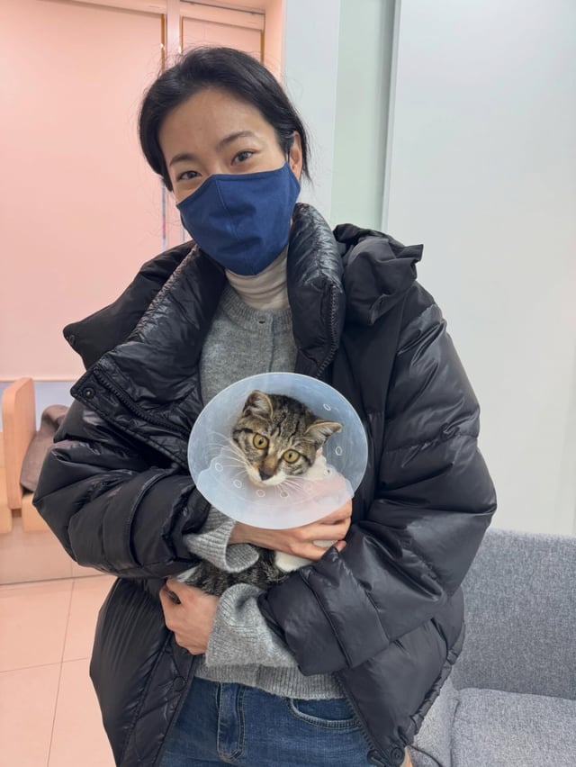 구조한 고양이를 품에 안고 있는 옥자연 /사진=수의사 윤샘 인스타그램 캡처