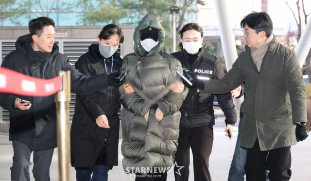 (안양=뉴스1) 김영운 기자 = 마약 혐의로 경찰 수사 대상에 오른 상황에서 해외로 도피했다가 체포된 남양유업 창업주의 외손녀 황하나 씨가 26일 경기 안양시 동안구 수원지방법원 안양지원에서 열린 구속 전 피의자 심문(영장실질심사)에 출석하고 있다. (공동취재) 2025.12.26/뉴스1 Copyright © 뉴스1. All rights reserved. 무단 전재 및 재배포, AI학습 이용 금지. /사진=(안양=뉴스1) 김영운 기자