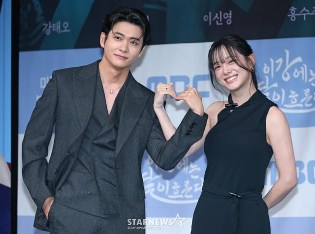 배우 강태오, 김세정이 30일 오전 서울 마포구 상암동 MBC 사옥에서 진행된 금토드라마 '이강에는 달이 흐른다' 제작발표회에 참석해 포즈를 취하고 있다. /2025.10.30 /사진=이동훈 photoguy@