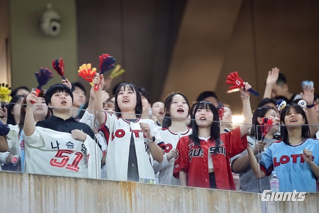 야구 경기를 관람하는 여성 팬들의 모습. /사진=롯데 자이언츠 제공 