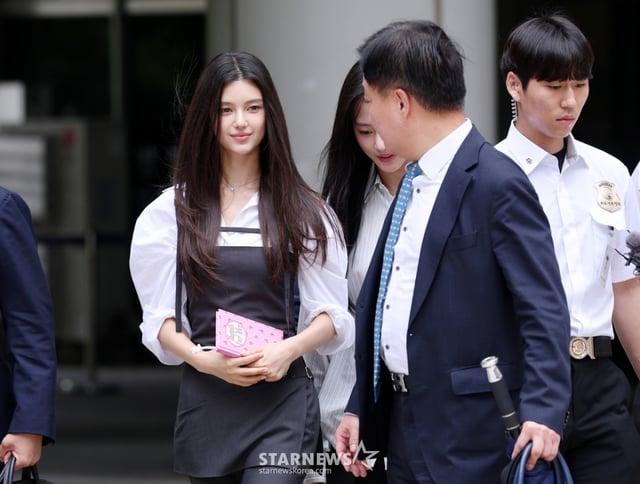 뉴진스 다니엘, 민지가 14일 서울 지방법원에서 열린 전속계약 유효 확인 소송 변론을 마친 뒤 법원을 나서고 있다. /2025.08.14 /사진=김휘선 hwijpg@