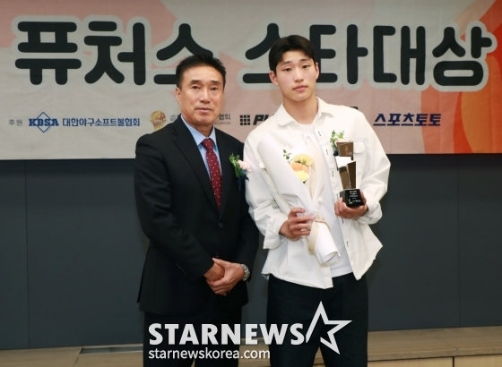  하석주(왼쪽) 대한축구협회(KFA) 부회장과 손정범이 지난 2024년 25일 서울 중구 한국프레스센터 기자회견장에서 열린 '2024 퓨처스 스타대상'에서 기념 촬영을 하고 있다. /사진=이동훈 기자