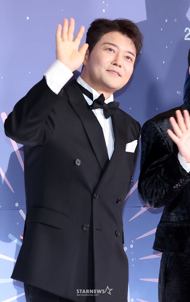 [서울=뉴시스] 김혜진 기자 = 방송인 전현무가 29일 오후 서울 마포구 MBC 사옥에서 열린 2025 MBC 방송연예대상에서 포즈를 취하고 있다. 2025.12.29. jini@newsis.com /사진=김혜진