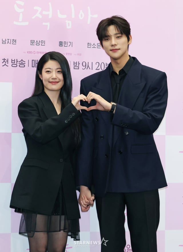 배우 남지현, 문상민이 30일 오후 서울 마포구 상암동 스탠포드호텔에서 진행된 KBS 2TV 토일드라마 '은애하는 도적님아' 제작발표회에 참석해 포즈를 취하고 있다. 어쩌다 천하제일 도적이 된 여인과 그녀를 쫓던 조선의 대군, 두 남녀의 영혼이 바뀌면서 서로를 구원하고 종국엔 백성을 지켜내는 위험하고 위대한 로맨스 '은애하는 도적님아'는 2026년 1월 3일 첫 방송된다. /2025.12.30 /사진=이동훈 photoguy@