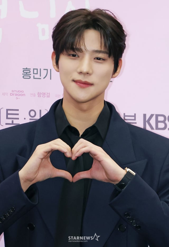 배우 문상민이 30일 오후 서울 마포구 상암동 스탠포드호텔에서 진행된 KBS 2TV 토일드라마 '은애하는 도적님아' 제작발표회에 참석해 포즈를 취하고 있다. 어쩌다 천하제일 도적이 된 여인과 그녀를 쫓던 조선의 대군, 두 남녀의 영혼이 바뀌면서 서로를 구원하고 종국엔 백성을 지켜내는 위험하고 위대한 로맨스 '은애하는 도적님아'는 2026년 1월 3일 첫 방송된다. /2025.12.30 /사진=이동훈 photoguy@