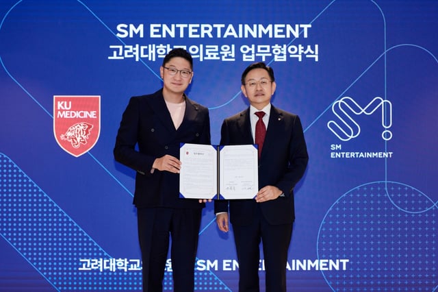 SM-고려대의료원 MOU 협약식(왼쪽부터 탁영준공동대표, 윤을식 고려대 의무부총장겸의료원장)/사진제공=SM엔터테인먼트