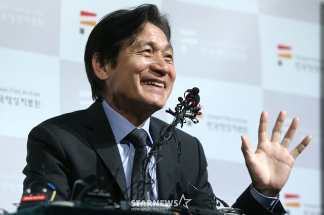 배우 안성기가 13일 오후 서울 마포구 상암동 한국영상자료원에서 열린 '안성기 데뷔 60주년 기념 특별전' 기자회견에서 질문에 답하고 있다. /사진=이기범 기자 leekb@