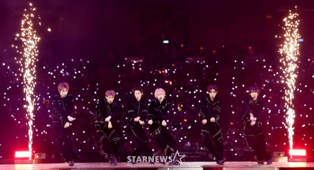 그룹 라이즈가 6일 가오슝 내셔널 스타디움에서 진행된 스타뉴스 주최 '10주년 아시아 아티스트 어워즈 2025(10th Anniversary Asia Artist Awards 2025, '10주년 AAA 2025')에서 멋진 무대를 선보이고 있다. /2025.12.06 /사진=김휘선 hwijpg@