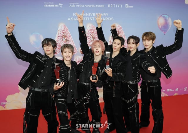 그룹 라이즈가 6일 가오슝 내셔널 스타디움에서 진행된 스타뉴스 주최 '10주년 아시아 아티스트 어워즈 2025(10th Anniversary Asia Artist Awards 2025, '10주년 AAA 2025')에서 대상 올해의 퍼포먼스, 베스트 아티스트, 이모티브 상을 수상한 뒤 포즈를 취하고 있다. 12월 6일~7일 양일에 걸쳐 가오슝 내셔널 스타디움에서 펼쳐지는 '10주년 아시아 아티스트 어워즈 2025(10th Anniversary Asia Artist Awards 2025, '10주년 AAA 2025')'와 페스타 'ACON 2025'로 진행됐다. /2025.12.06 /사진=이동훈 photoguy@