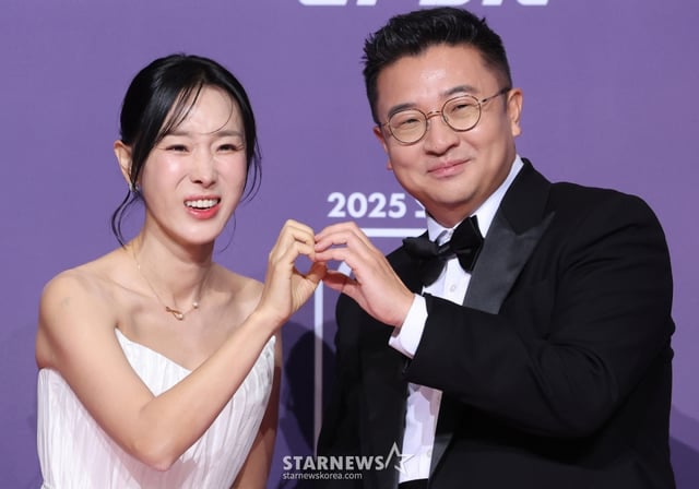 (서울=뉴스1) 권현진 기자 = ‘동상이몽2’ 이지혜, 문재완 부부가 30일 서울 마포구 상암 SBS 프리즘 타워에서 열린 ‘2025 SBS 연예대상’ 레드카펫 행사에 참석해 포즈를 취하고 있다. 2025.12.30/뉴스1 Copyright © 뉴스1. All rights reserved. 무단 전재 및 재배포, AI학습 이용 금지. /사진=(서울=뉴스1) 권현진 기자