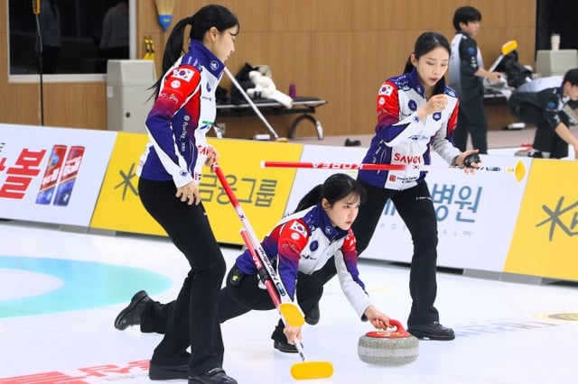 여자부 경기도청이 컬링 슈퍼리그 예선에서 투구를 하고 있다. /사진=대한컬링연맹 제공