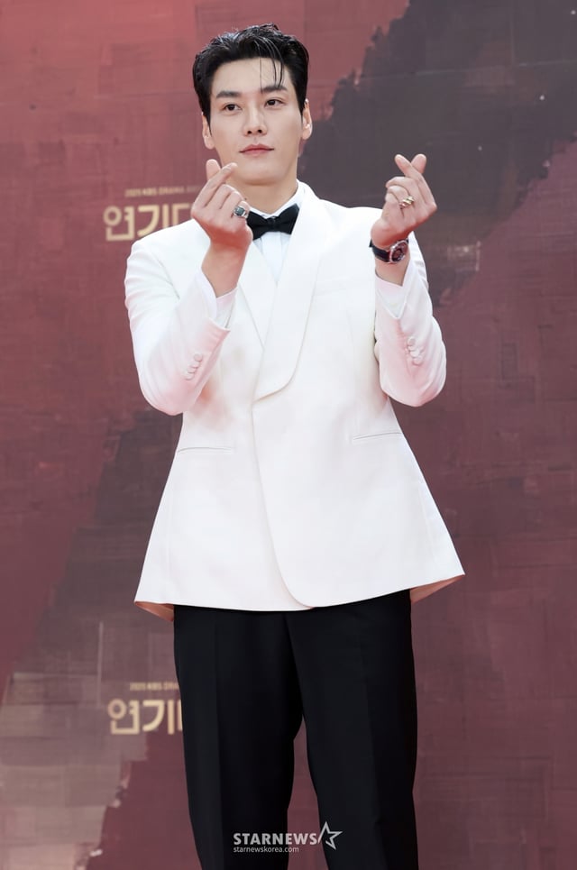배우 김영광이 31일 서울 영등포구 KBS신관홀에서 진행된 '2025 KBS 연기대상' 레드카펫 행사에 참석해 포즈를 취하고 있다./2025.12.31 /사진=김휘선 hwijpg@