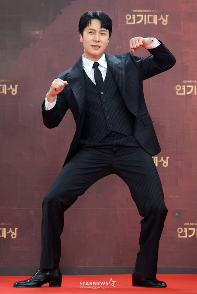 (서울=뉴스1) 김진환 기자 = 배우 김동완이 31일 오후 서울 영등포구 KBS 신관에서 진행된 ‘2025 KBS 연기대상’ 레드카펫 행사에서 포즈를 취하고 있다. 2025.12.31/뉴스1  Copyright © 뉴스1. All rights reserved. 무단 전재 및 재배포,  AI학습 이용 금지. /사진=(서울=뉴스1) 김진환 기자