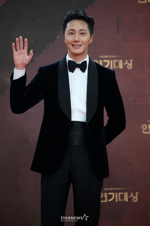 (서울=뉴스1) 김진환 기자 = 배우 정일우가 31일 오후 서울 영등포구 KBS 신관에서 진행된 ‘2025 KBS 연기대상’ 레드카펫 행사에서 포즈를 취하고 있다. 2025.12.31/뉴스1  Copyright © 뉴스1. All rights reserved. 무단 전재 및 재배포,  AI학습 이용 금지. /사진=(서울=뉴스1) 김진환 기자