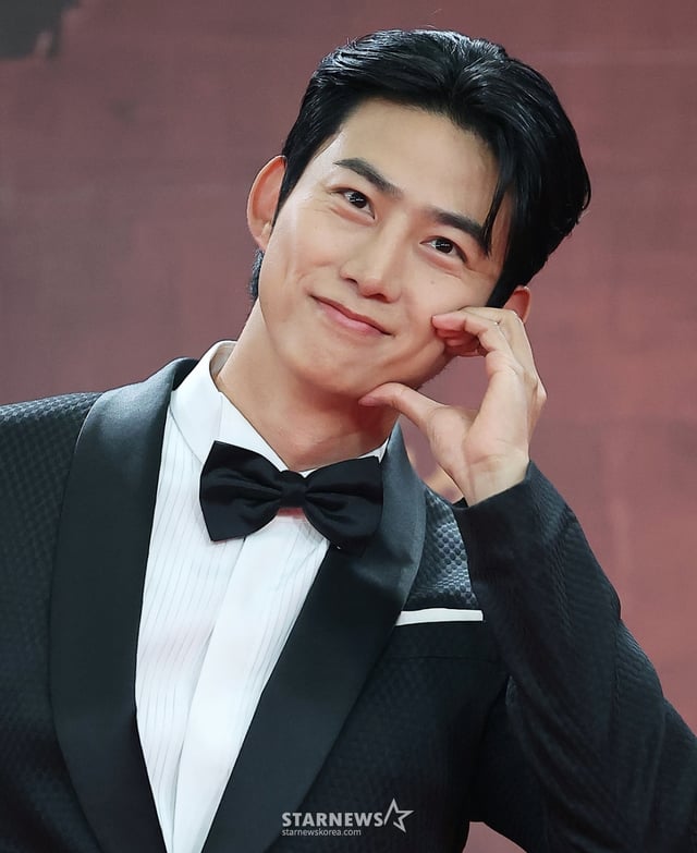 (서울=뉴스1) 김진환 기자 = 배우 옥택연이 31일 오후 서울 영등포구 KBS 신관에서 진행된 ‘2025 KBS 연기대상’ 레드카펫 행사에 참석해 포즈를 취하고 있다. 2025.12.31/뉴스1 Copyright © 뉴스1. All rights reserved. 무단 전재 및 재배포, AI학습 이용 금지. /사진=(서울=뉴스1) 김진환 기자