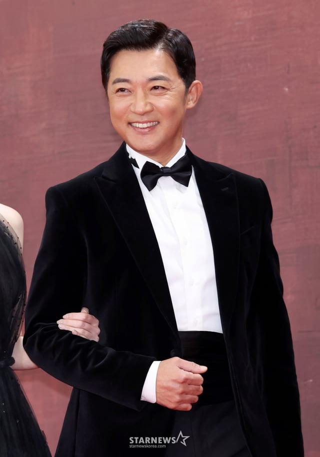 [서울=뉴시스] 김혜진 기자 = 배우 안재욱이 31일 오후 서울 영등포구 KBS에서 열린 2025 KBS 연기대상에서 포즈를 취하고 있다. 2025.12.31. jini@newsis.com /사진=김혜진