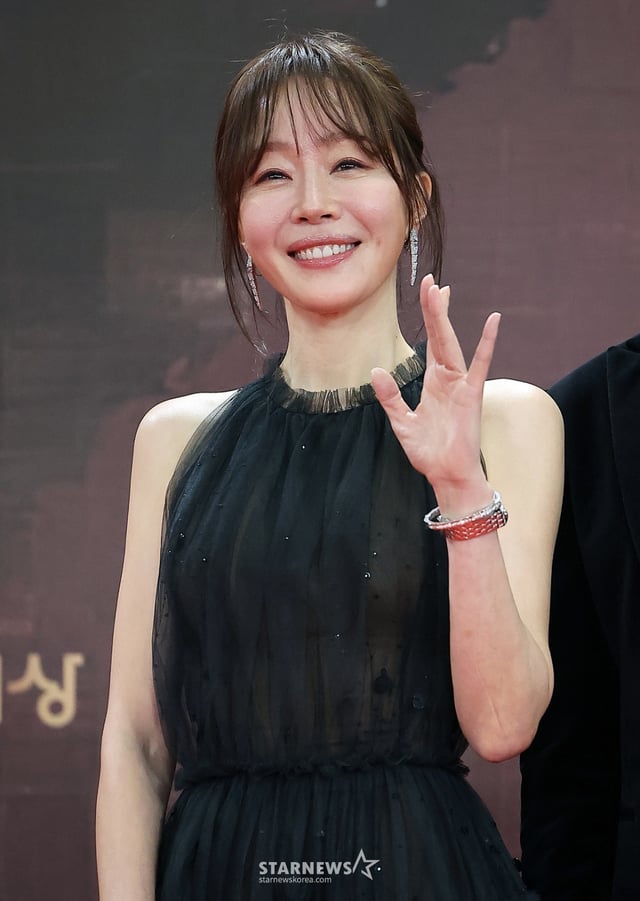 (서울=뉴스1) 김진환 기자 = 배우 엄지원이 31일 오후 서울 영등포구 KBS 신관에서 진행된 ‘2025 KBS 연기대상’ 레드카펫 행사에 참석해 포즈를 취하고 있다. 2025.12.31/뉴스1 Copyright © 뉴스1. All rights reserved. 무단 전재 및 재배포, AI학습 이용 금지. /사진=(서울=뉴스1) 김진환 기자