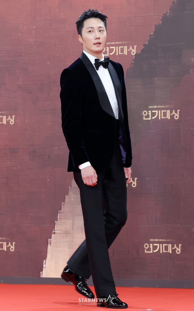 배우 정일우가 31일 서울 영등포구 KBS신관홀에서 진행된 '2025 KBS 연기대상' 레드카펫 행사에 참석하고 있다./2025.12.31 /사진=김휘선 hwijpg@