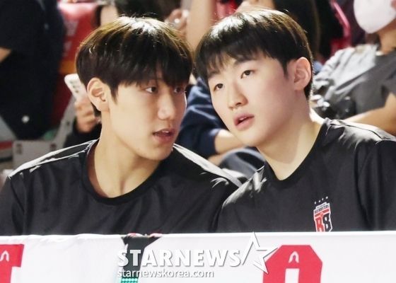 박정웅(왼쪽)과 문유현이 경기 전 대화를 나누고 있다. /사진=김진경 대기자
