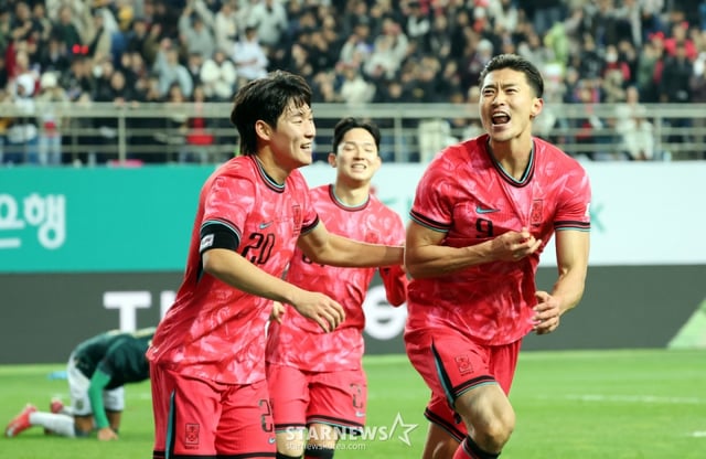 조규성이 지난해 11월 대전월드컵경기장에서 열린 대한민국축구대표팀과 볼리비아(FIFA 랭킹 76위)와의 친선경기에서 후반전 골을 성공시킨후 세상을 다 가진듯 자축하고 있다. /사진=강영조 선임기자