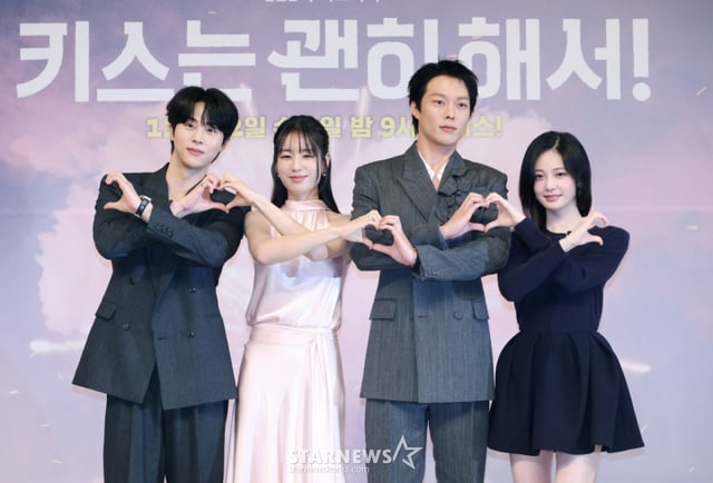 배우 김무준, 안은진, 장기용, 우다비가 5일 오후 서울 양천구 목동 SBS에서 진행된 새 수목드라마 '키스는 괜히 해서!' 제작발표회에 참석해 포즈를 취하고 있다. 2025.11.05 /사진=이동훈 photoguy@