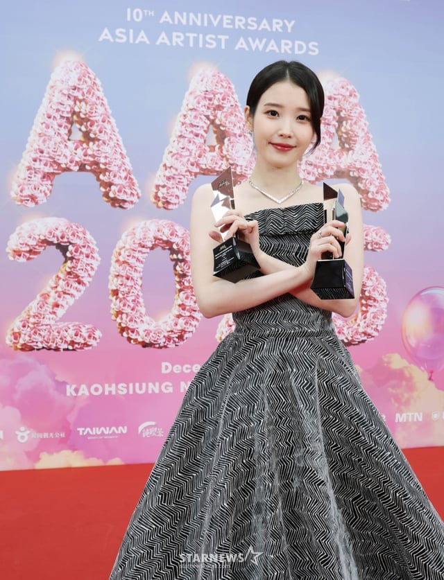 배우 아이유가 2025년 12월 6일 가오슝 내셔널 스타디움에서 진행된 스타뉴스 주최 '10주년 아시아 아티스트 어워즈 2025(10th Anniversary Asia Artist Awards 2025, '10주년 AAA 2025')에서 대상 올해의 배우, 10 레전더리 여자솔, 베스트 아티스트, 패뷸러스, 핫트렌드, 베스트 커플 상을 수상한 뒤 포즈를 취하고 있다. /2025.12.06 /사진=이동훈 photoguy@
