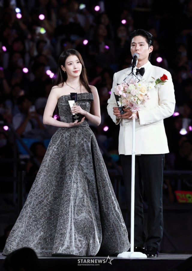 배우 아이유와 박보검이 2025년 12월 6일 가오슝 내셔널 스타디움에서 진행된 스타뉴스 주최 '10주년 아시아 아티스트 어워즈 2025(10th Anniversary Asia Artist Awards 2025, '10주년 AAA 2025')에서 AAA Best Couple상을 받고 수상 소감을 말하고 있다. /2025.12.06 /사진=임성균 tjdrbs23@