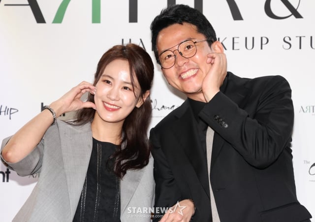 (서울=뉴스1) 권현진 기자 = 개그맨 김지민, 김준호 예비부부가 22일 서울 강남구 한 카페에서 열린 ‘아티르 & 아르즈’ 오프닝 행사에 참석해 포즈를 취하고 있다. 2025.4.22/뉴스1  Copyright © 뉴스1. All rights reserved. 무단 전재 및 재배포,  AI학습 이용 금지. /사진=(서울=뉴스1) 권현진 기자
