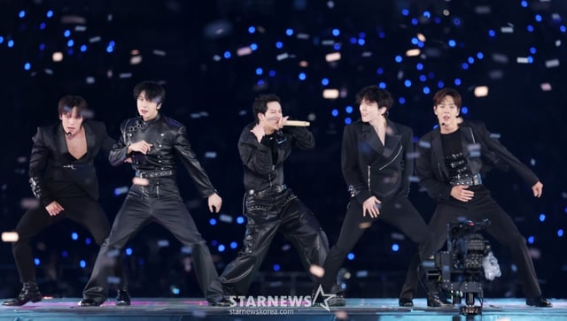 그룹 몬스타엑스가 6일 대만 가오슝 내셔널 스타디움에서 진행된 스타뉴스 주최 '10주년 아시아 아티스트 어워즈 2025(10th Anniversary Asia Artist Awards 2025, '10주년 AAA 2025')에서 멋진 무대를 선보이고 있다. /2025.12.06 /사진=김휘선