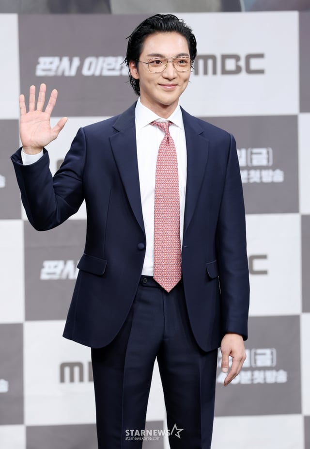 배우 황희가 2일 서울 마포구 상암동 MBC 골든마우스홀에서 열린 MBC 새 금토드라마 '판사 이한영' 제작발표회에 참석해 포즈를 취하고 있다. /2026.01.02 /사진=김휘선 hwijpg@