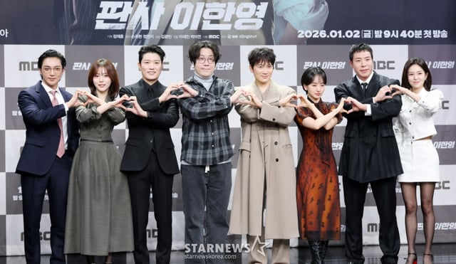 배우 황희, 오세영, 박희순, 이재진 PD, 지성, 원진아, 태원석, 백진희가 2일 서울 마포구 상암동 MBC 골든마우스홀에서 열린 MBC 새 금토드라마 '판사 이한영' 제작발표회에 참석해 포즈를 취하고 있다. /2026.01.02 /사진=김휘선 hwijpg@