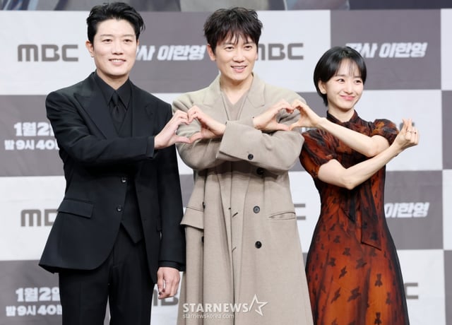 배우 박희순, 지성, 원진아가 2일 서울 마포구 상암동 MBC 골든마우스홀에서 열린 MBC 새 금토드라마 '판사 이한영' 제작발표회에 참석해 포즈를 취하고 있다. /2026.01.02 /사진=김휘선 hwijpg@