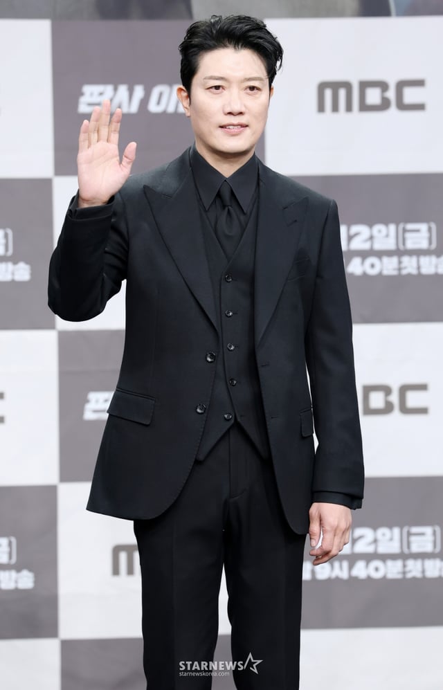 배우 박희순이 2일 서울 마포구 상암동 MBC 골든마우스홀에서 열린 MBC 새 금토드라마 '판사 이한영' 제작발표회에 참석해 포즈를 취하고 있다. /2026.01.02 /사진=김휘선 hwijpg@