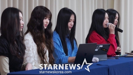 걸그룹 뉴진스(NewJeans, 해린 다니엘 민지 하니 혜인)가 서울 강남구 스페이스쉐어 삼성역센터 갤럭시홀에서 긴급 기자회견을 개최, 입장을 전하고 있다. /사진=임한별(머니S)