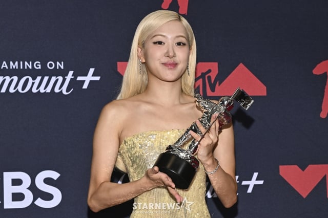 [엘먼트=AP/뉴시스] 블랙핑크의 로제가 미 뉴욕주 엘먼트의 UBS 아레나에서 열린 '2025 MTV 비디오 뮤직 어워즈'(MTV VMA)에서 아파트(APT.)로 '올해의 노래' 상을 받고 프레스룸에서 포즈를 취하고 있다. 2025.09.08. /사진=민경찬