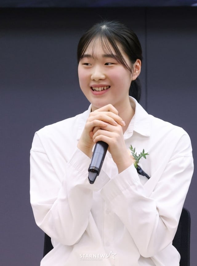 신한은행 이가현이 지난해 11월 열린 2025 퓨처스 스타대상에서 농구 부문 스타상 수상 후 소감을 밝히고 있다. /사진=김진경 대기자